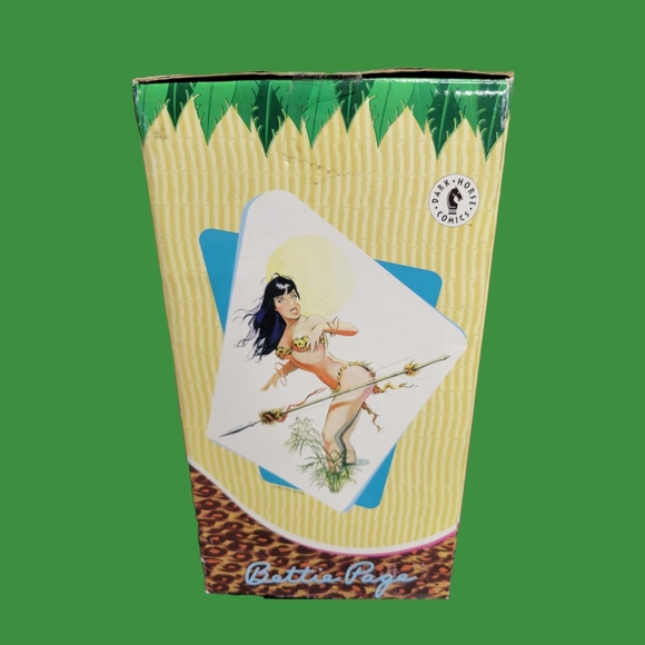 Bettie Page Jungle Figure - Picture 2 of 5